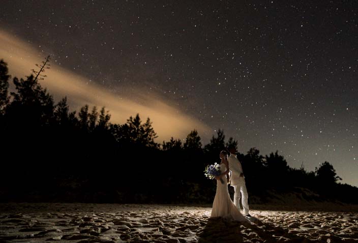 星空の下のビーチで撮影